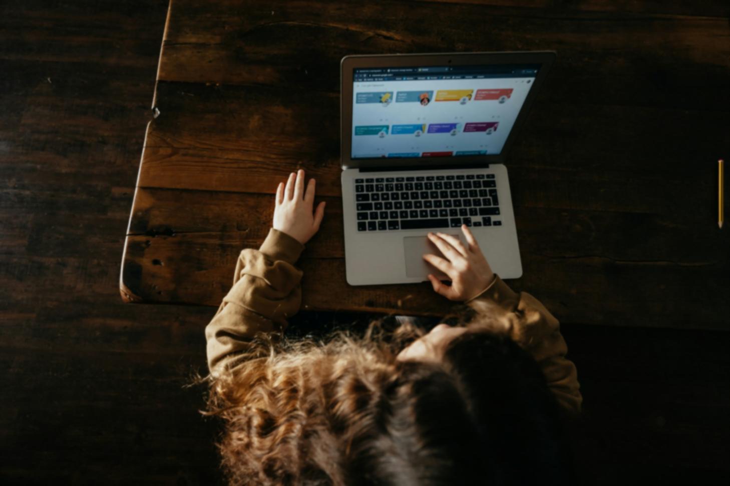 Teilnehmer arbeiten gemeinsam an Laptops und diskutieren Business-Strategien
